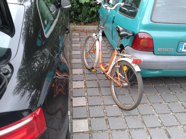 Klapprad auf einem Fahrradparkplatz