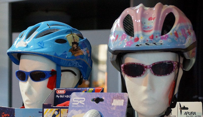 Zwei Fahrradhelme für Kinder in Blau und Rosa