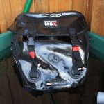 Wasseredichte Fahrradtasche schwimmt im Wasser