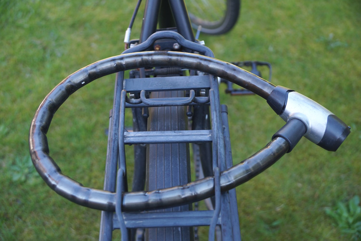 Fahrradschloss Test - Schloss am Fahrrad auf dem Kepäckträger