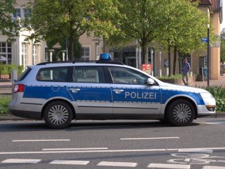 Polizeiauto vor Polizeikontrolle