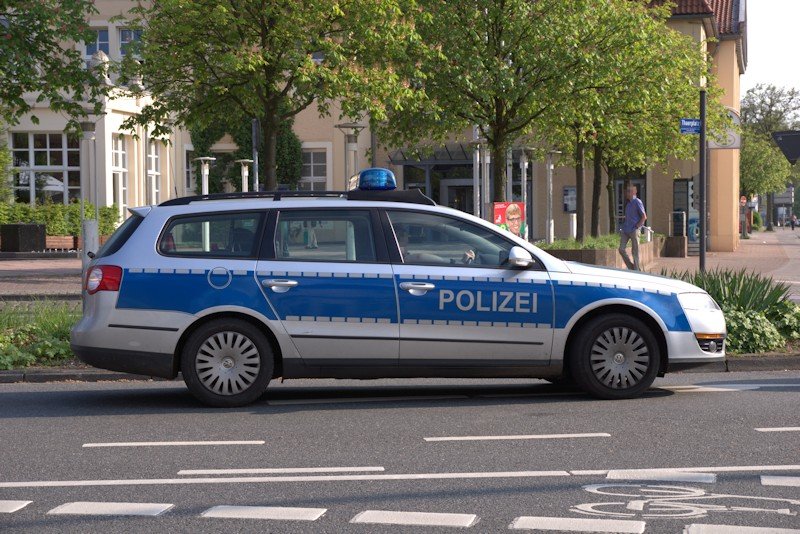 Polizeiauto vor Polizeikontrolle