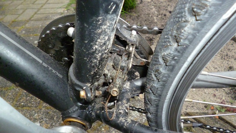 Verdreckte Fahrradschaltung vorne am Umwerfer Verdreckte Fahrradschaltung vorne am Umwerfer