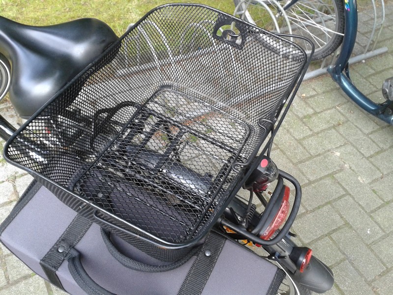 Fahrradkorb hinten auf dem Gepäckträger Fahrradkorb hinten auf dem Gepäckträger