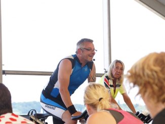 Instruktor beim Spinning® am Meer