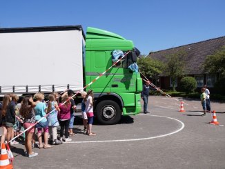 Kinder im Toten Winkel eines LKW