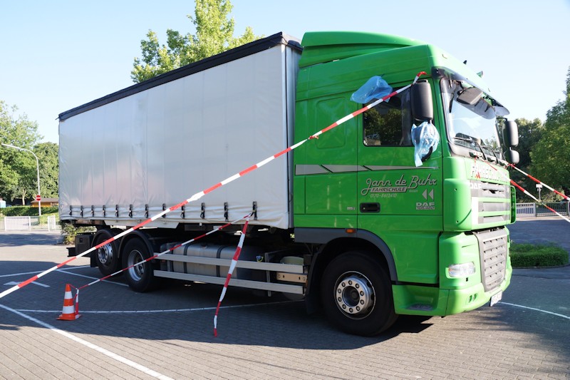 LKW mit Absperrband und Plane