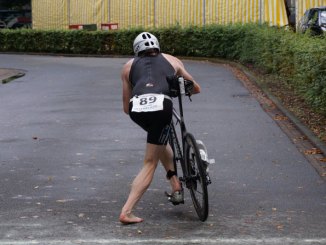 Triathlet steigt auf sein Fahrrad