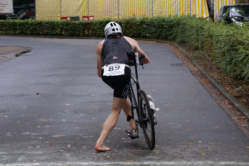 Triathlet steigt auf sein Fahrrad Triathlet steigt auf sein Fahrrad