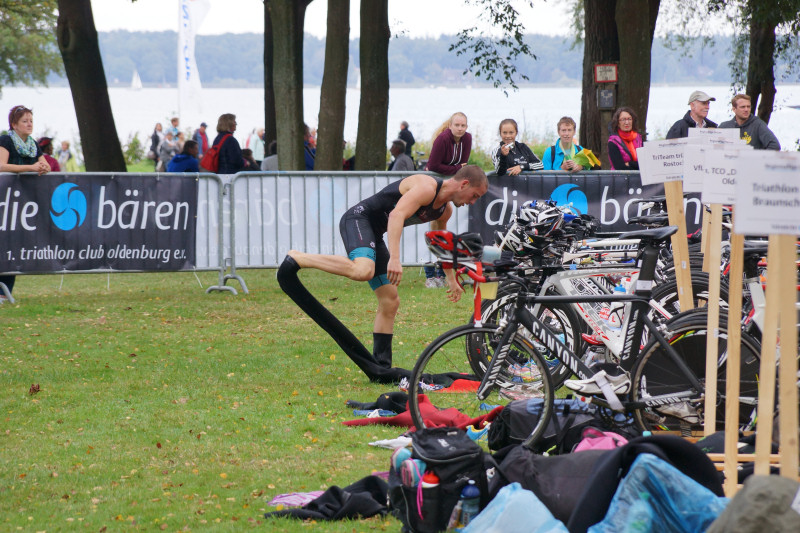 triathlon teilnehmer wechselt hose