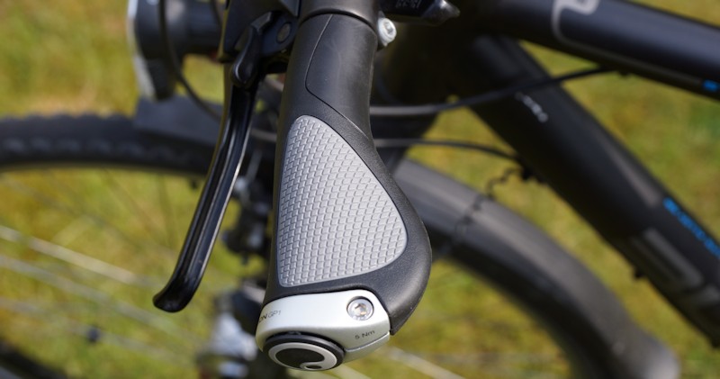 Ergon GP1 L Handgriff am Fahrrad montiert mit Kappe Ergon GP1 L Handgriff am Fahrrad