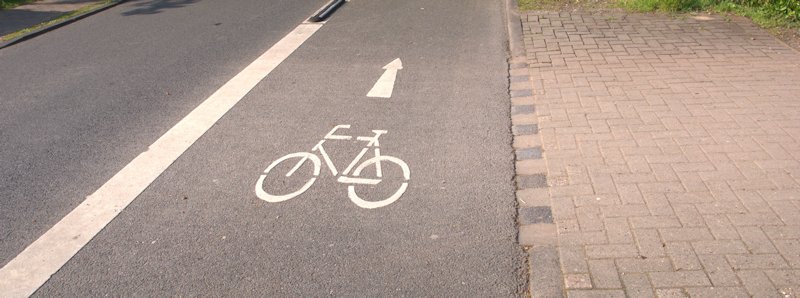 Fahrradweg auf Straße Fahrradweg auf Straße