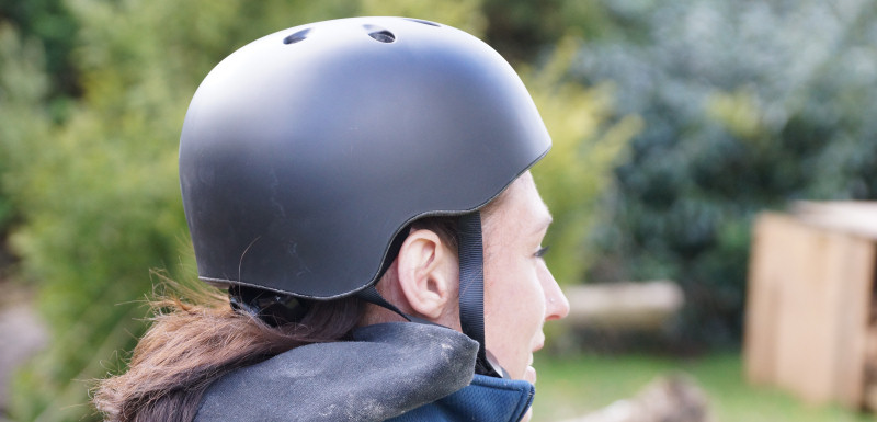 Frau trägt Radhelm von Tchibo