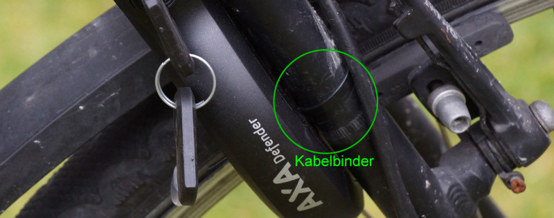 Kabelbinder am AXA Defender