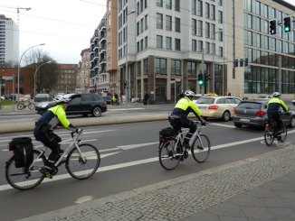 Fahrradpolizei - Drei fahrradpolizisten mit Sicherheitsjacke