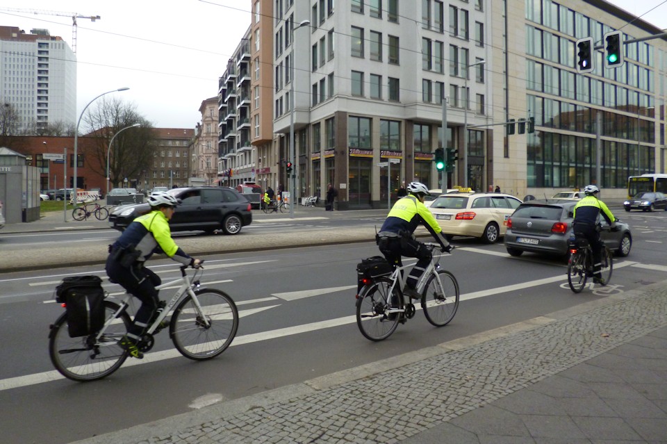Fahrradpolizei - Drei fahrradpolizisten mit Sicherheitsjacke