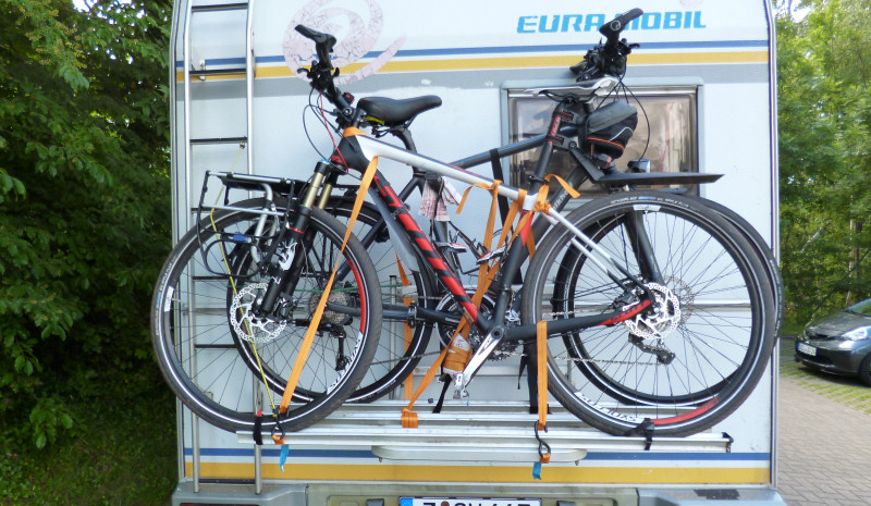 Wohnmobil mit Fahrradträger beladen