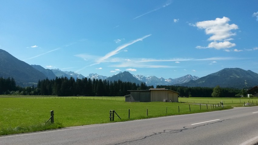 Blick auf die Alpen, blauer Himmel