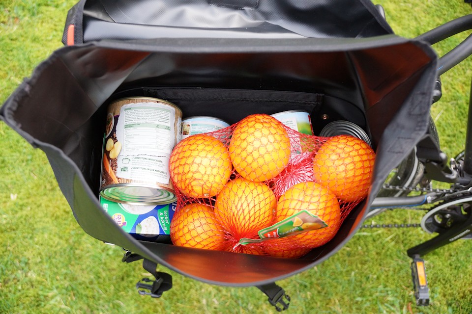 Gefüllte Fahrradtasche mit Einkäufen