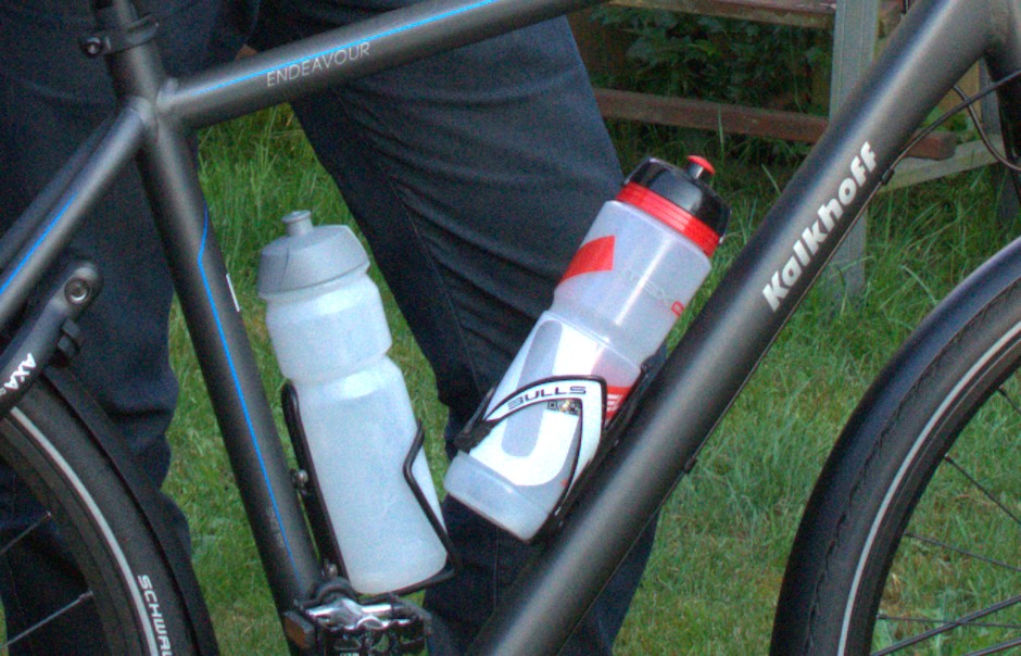 Trinkflaschen im Halter am Fahrrad aus Aluminium und Plastik