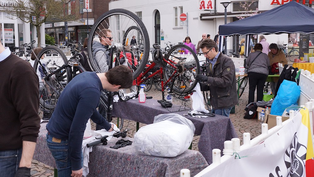 Junge Männer putzen Fahrräder