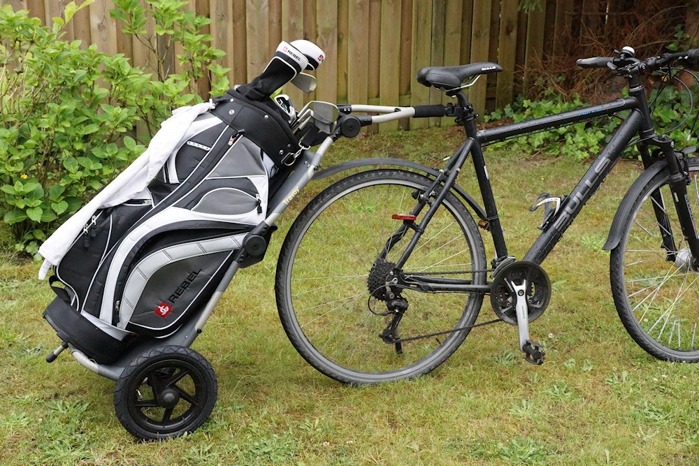 Golfbag auf dem Burley Travoy Lastenanhänger