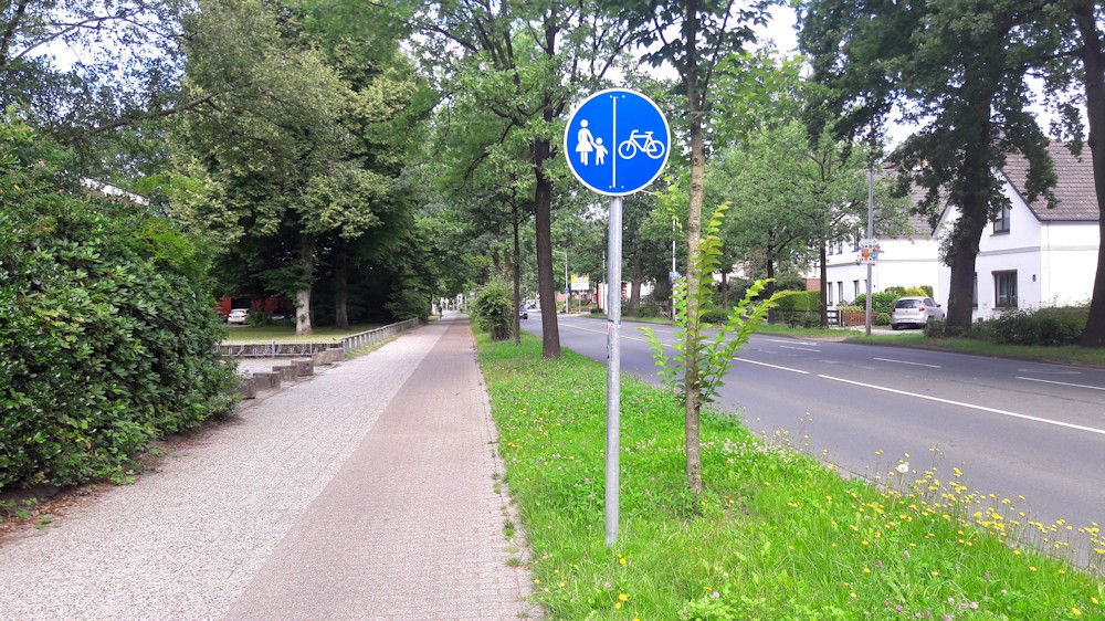 Schild zur Fahrradwegnutzung in beiden Richtungen