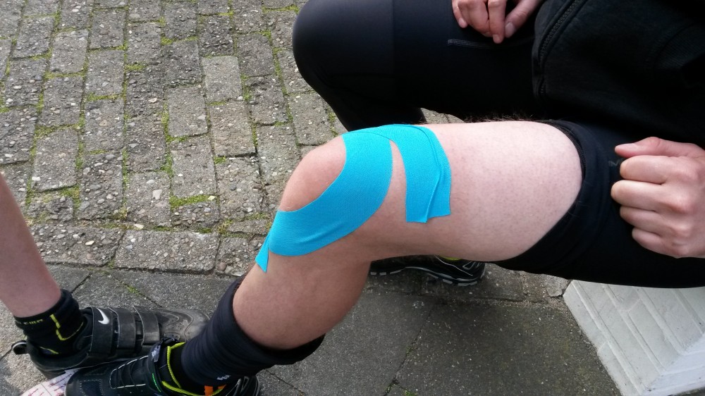 Knie mit Tape nach Schmerzen beim Fahrradfahren