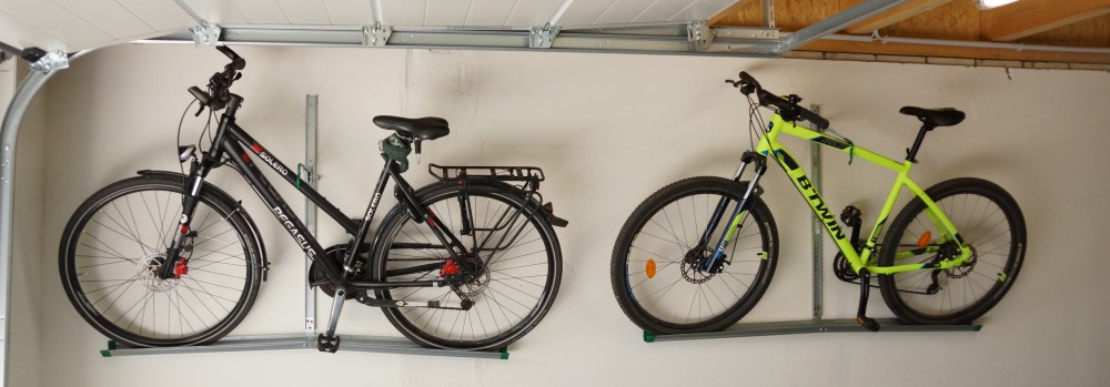 Zwei Wandhalterungen mit Fahrrädern