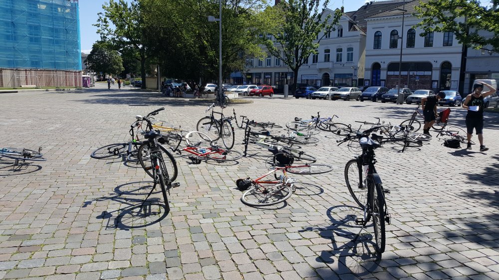 Fahrräder liegen vor dem Start auf dem Boden