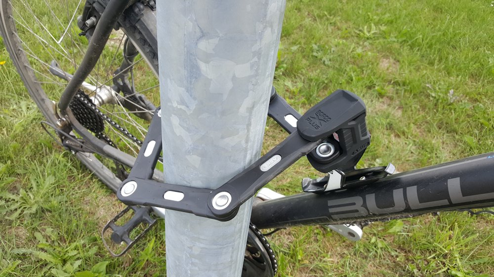 Fahrrad abgeschnlossen an Laterne mit Abus Bordo Granit xplus 6500