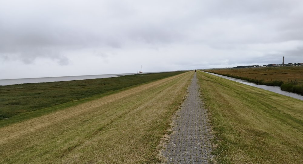 Fahrradweg auf dem Deich auf Norderney