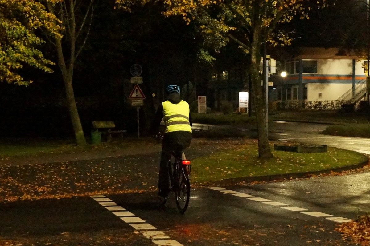 Fahrradfahrer trägt im Winter Warnweste