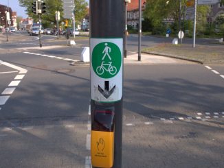 StVO-Novelle Kreuzung mit Schild und Ampel