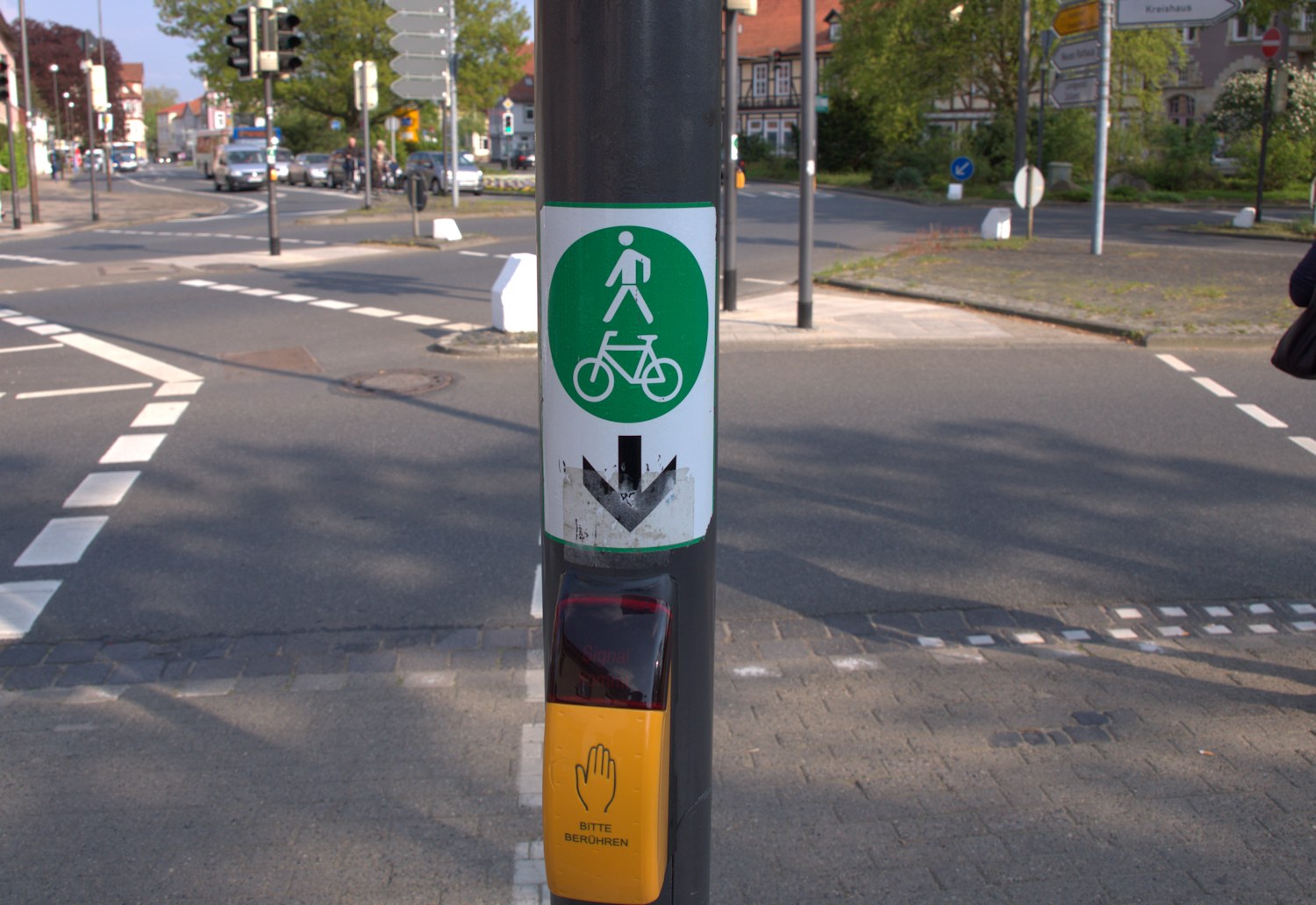 StVO-Novelle Kreuzung mit Schild und Ampel