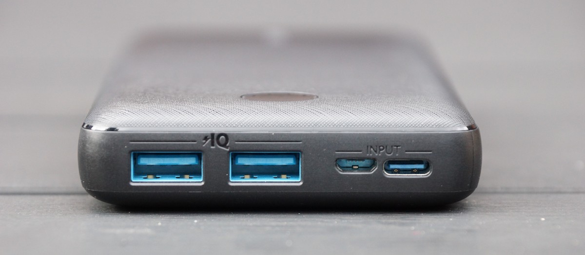 Anschlüsse an einer Powerbank mit USB-C und Mikro-USB