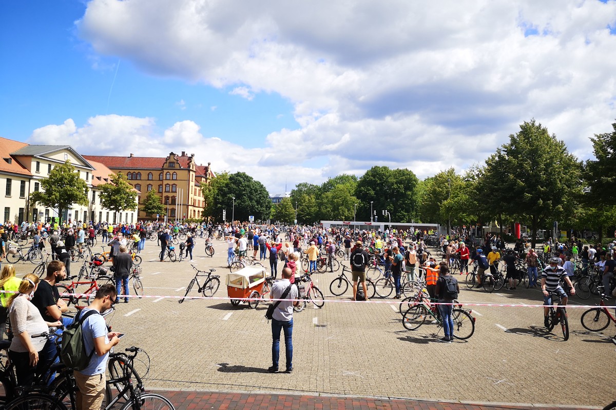 Demonstranten der Fahrrademo in Oldenburg vor dem Start