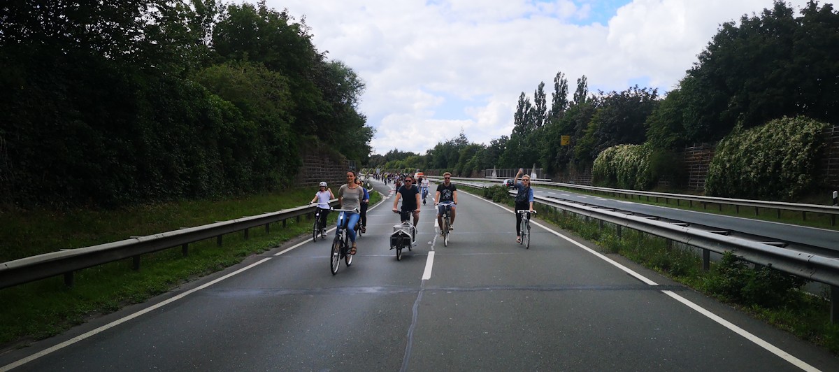 Fahrradfahrer auf der Autobahn