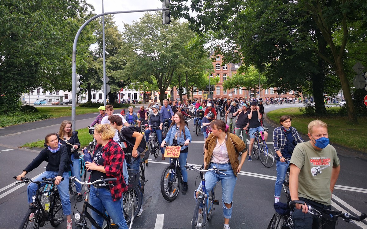 Tausende Fahrradfahrer fahren auf dem Stadtring und Pferdemarkt in Oldenburg