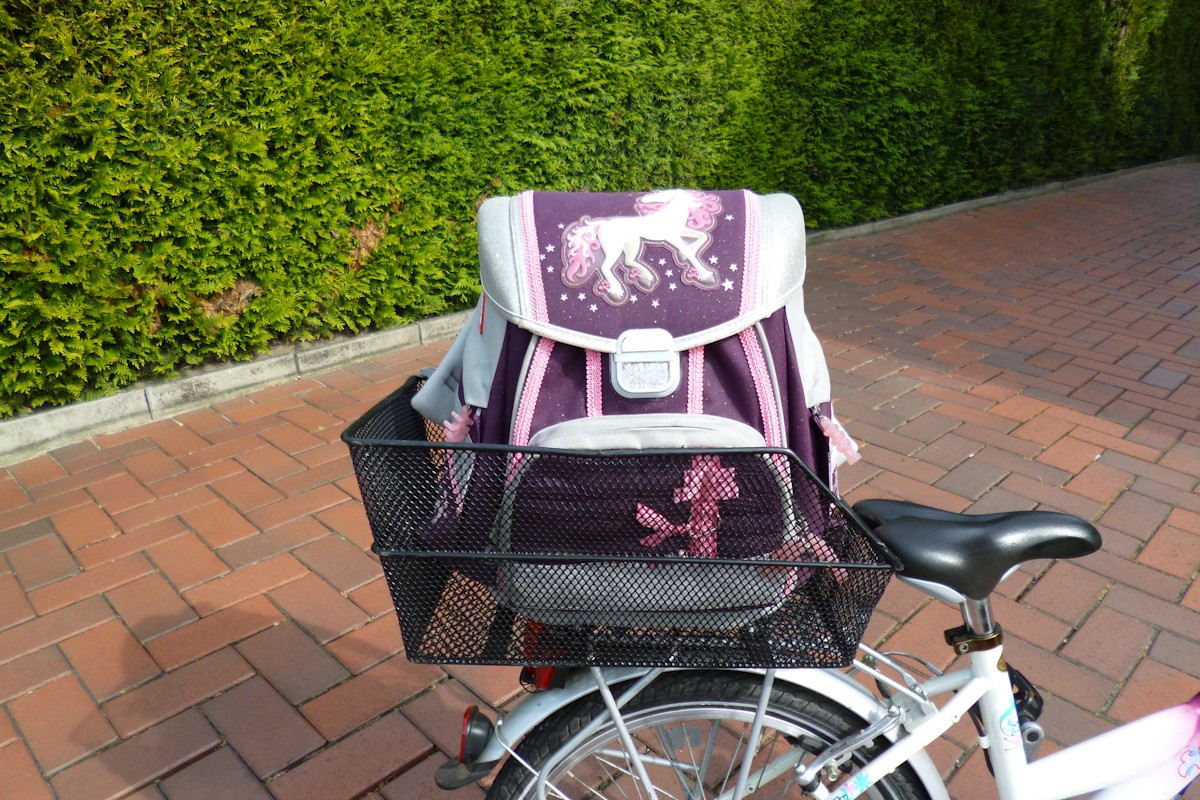 Fahrradkorb mit Schultasche Fahrradkorb mit Schultasche