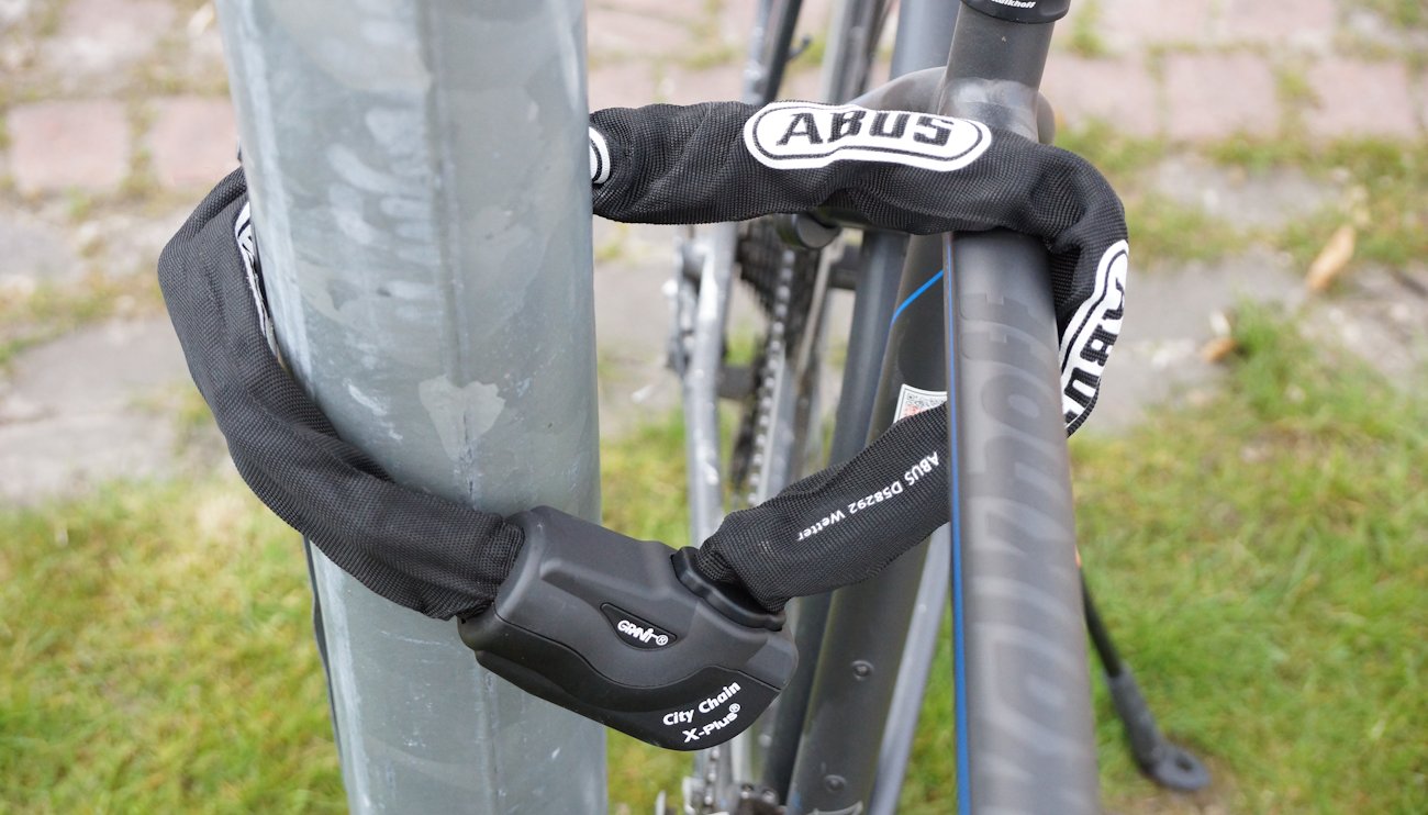 Ein Fahrrad mit dem Abus CityChain X-Plus an einer Laterne angeschlossen-citychain