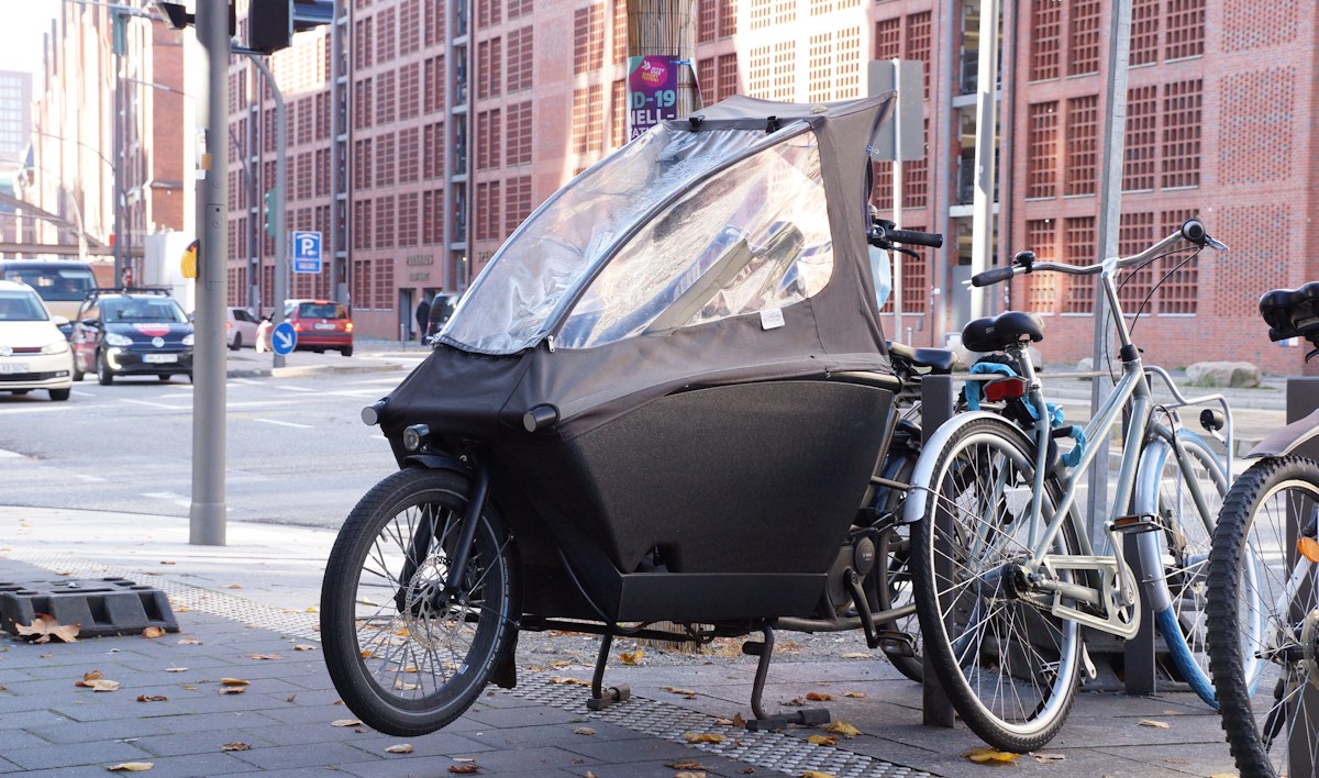 Lastenfahrrad mit einer Kabine für Kinder