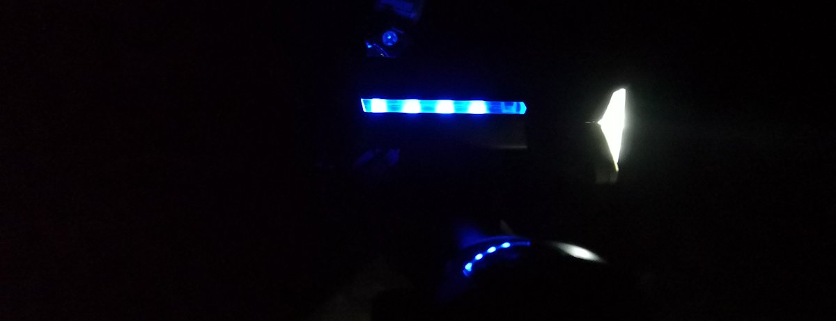IXON Rock blaue LEDs an den Seiten für Akkukapazität