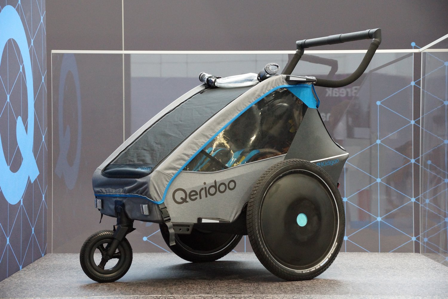 Qeridoo Prototype Kinderanhaenger Elektroantrieb auf der Eurobike