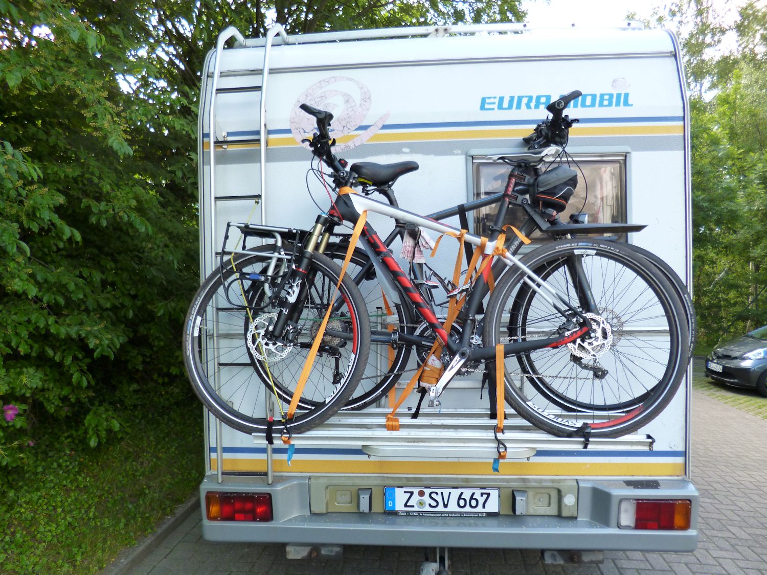Wohnmobil mit Fahrradträger und zwei Fahrrädern