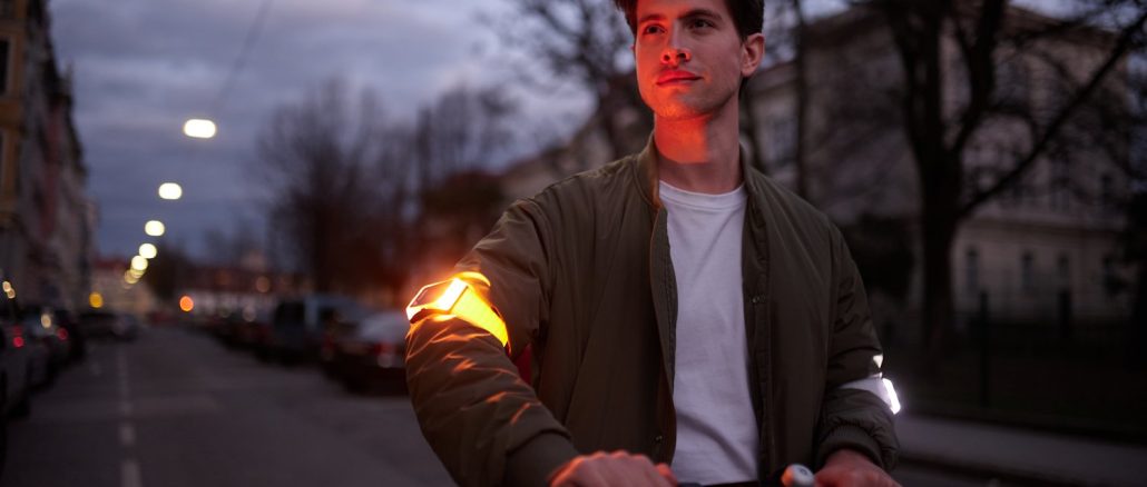 Ein leuchtendes LED-Armband für Fahrräder oder Roller mit