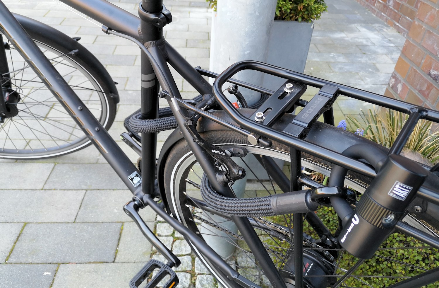 Fahrrad mit einem Tex-Lock Eyelet an einem Pfosten angeschlossen